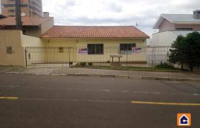 Imagem: A casa possui 3 Dormitórios, 1 Banheiro, 2 Vagas na garagem