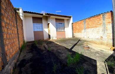 Imagem: A casa possui 2 Dormitórios, 2 Vagas na garagem, 50m² de Área