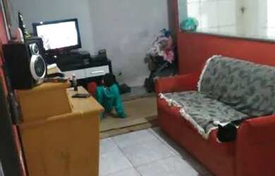 Imagem: A casa possui 3 Dormitórios, 1 Banheiro, 1 Vaga na garagem