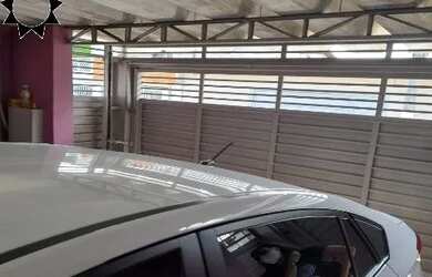 Imagem: A casa possui 2 Dormitórios, 1 Banheiro, 2 Vagas na garagem