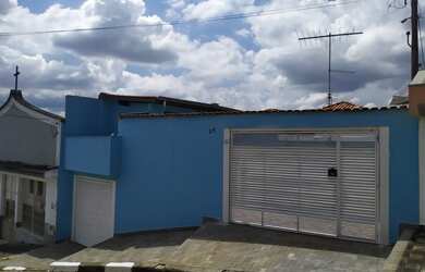 Imagem: A casa possui 3 Dormitórios, 2 Banheiros, 4 Vagas na garagem