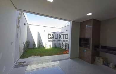 Imagem: A casa possui 3 Dormitórios, 1 Banheiro, 2 Vagas na garagem