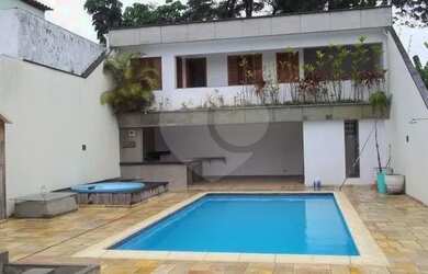 Imagem: A casa possui 4 Dormitórios, 1 Banheiro, 4 Vagas na garagem