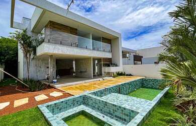 Imagem: A casa em condomínio possui 5 Dormitórios, 5 Banheiros, 297m²