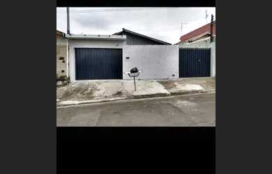 Imagem: A casa possui 3 Dormitórios, 2 Banheiros, 5 Vagas na garagem