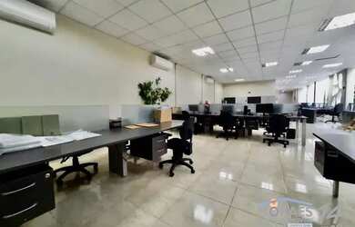 Imagem: O depósito possui 3 Vagas na garagem, 380m² de Área e Imóvel