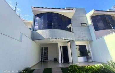 Imagem: A casa possui 3 Dormitórios, 2 Banheiros, 2 Vagas na garagem