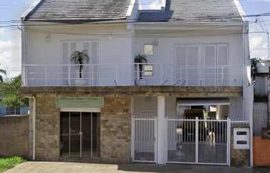 Imagem: A casa possui 4 Dormitórios, 3 Banheiros, 3 Vagas na garagem