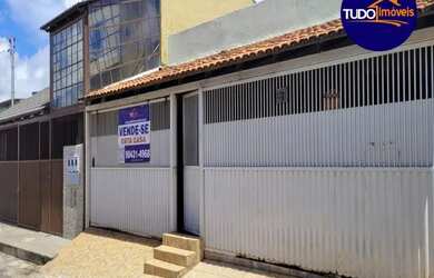 Imagem: A casa possui 3 Dormitórios, 2 Banheiros, 3 Vagas na garagem