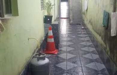 Imagem: A casa possui 5 Dormitórios, 3 Banheiros e 2 Vagas na garagem