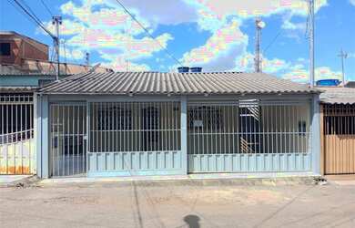 Imagem: A casa possui 2 Dormitórios, 1 Banheiro, 1 Vaga na garagem