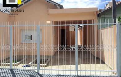 Imagem: A casa possui 3 Dormitórios, 1 Banheiro, 2 Vagas na garagem