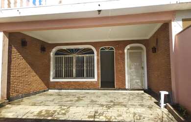 Imagem: A casa possui 2 Dormitórios, 3 Banheiros, 4 Vagas na garagem