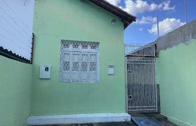 Imagem: A casa possui 5 Dormitórios, 2 Banheiros, 2 Vagas na garagem