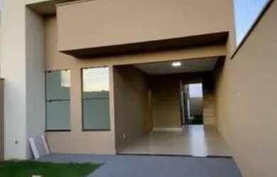 Imagem: A casa possui 3 Dormitórios, 2 Banheiros, 2 Vagas na garagem