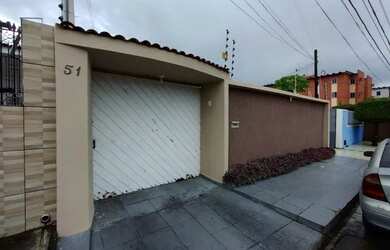 Imagem: A casa possui 5 Dormitórios, 4 Banheiros, 5 Vagas na garagem