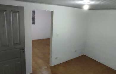 Imagem: A casa possui 1 Dormitório, 1 Banheiro, 1 Vaga na garagem