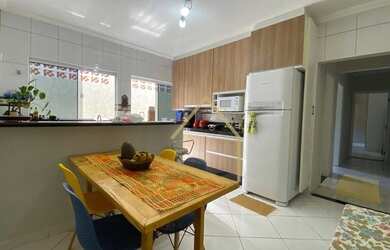 Imagem: A casa possui 2 Dormitórios, 2 Banheiros, 2 Vagas na garagem