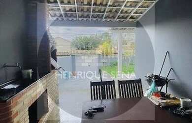 Imagem: A casa possui 4 Dormitórios, 2 Banheiros, 3 Vagas na garagem