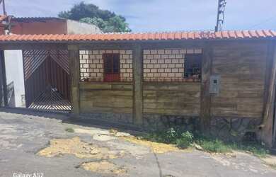 Imagem: A casa à venda possui 3 Dormitórios, 2 Banheiros, 1 Vaga na