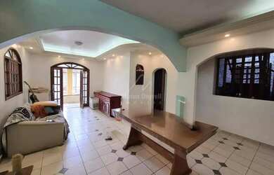 Imagem: A casa possui 5 Dormitórios, 5 Banheiros, 4 Vagas na garagem