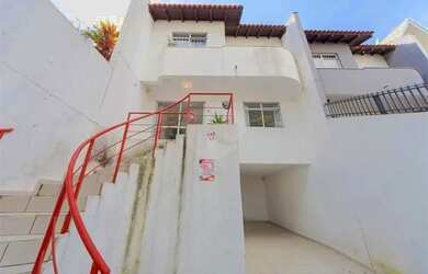 Imagem: A casa possui 3 Dormitórios, 3 Banheiros, 2 Vagas na garagem