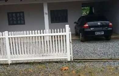 Imagem: A casa possui 2 Dormitórios, Acomodam 6 pessoas e 3 Vagas na