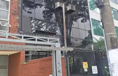 Imagem: O depósito possui 2 Vagas na garagem e 84m² de Área e está