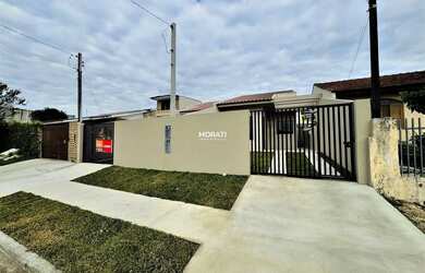 Imagem: A casa possui 3 Dormitórios, 1 Banheiro, 2 Vagas na garagem