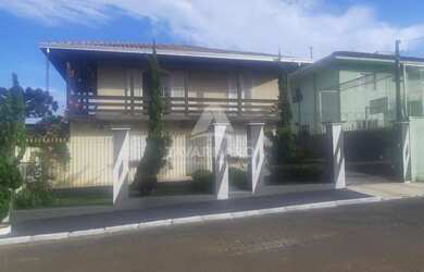 Imagem: A casa possui 4 Dormitórios, 2 Banheiros, 3 Vagas na garagem