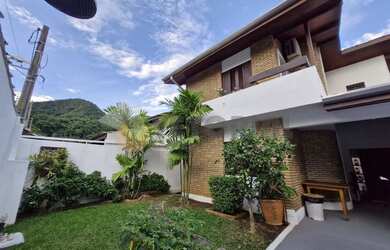 Imagem: A casa possui 3 Dormitórios, 4 Banheiros, 2 Vagas na garagem