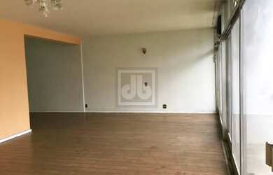 Imagem: O apartamento possui 4 Dormitórios, 2 Banheiros, 2 Vagas na