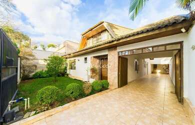 Imagem: A casa possui 4 Dormitórios, 5 Banheiros, 5 Vagas na garagem