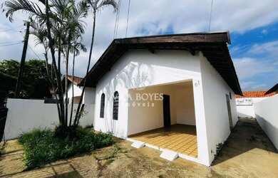 Imagem: A casa possui 2 Dormitórios, 1 Banheiro, 3 Vagas na garagem