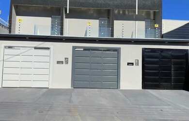 Imagem: A casa possui 3 Dormitórios, 3 Banheiros, 1 Vaga na garagem