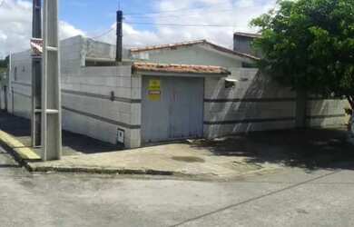Imagem: A casa possui 3 Dormitórios, 1 Banheiro, 1 Vaga na garagem