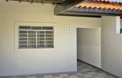 Imagem: A casa possui 2 Dormitórios, 1 Banheiro e 1 Vaga na garagem