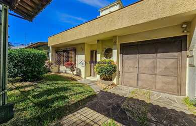 Imagem: A casa possui 3 Dormitórios, 3 Banheiros, 2 Vagas na garagem