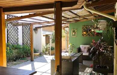 Imagem: A casa possui 3 Dormitórios, 4 Banheiros, 2 Vagas na garagem