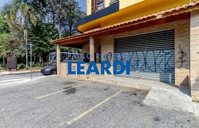 Imagem: O depósito possui 5 Vagas na garagem, 500m² de Área e está