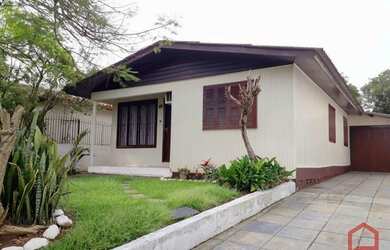 Imagem: A casa possui 3 Dormitórios, 2 Banheiros, 2 Vagas na garagem