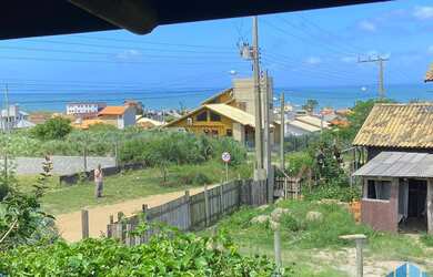 Imagem: A casa possui 3 Dormitórios, 2 Banheiros, 1 Vaga na garagem