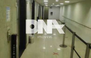 Imagem: O depósito possui 1 Vaga na garagem e 30m² de Área e está