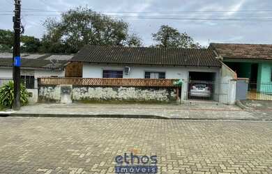 Imagem: A casa possui 2 Dormitórios, 1 Banheiro, 1 Vaga na garagem