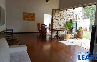 Imagem: A casa possui 4 Dormitórios, 5 Banheiros, 2 Vagas na garagem