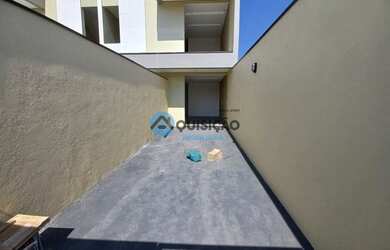 Imagem: A casa possui 2 Dormitórios, 2 Banheiros, 2 Vagas na garagem