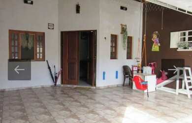 Imagem: A casa possui 3 Dormitórios, 2 Banheiros, 2 Vagas na garagem