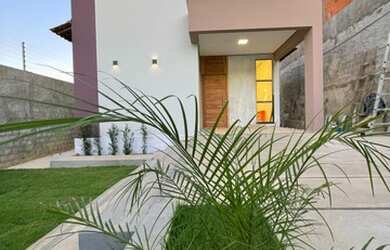 Imagem: A casa possui 3 Dormitórios, 2 Banheiros, 2 Vagas na garagem