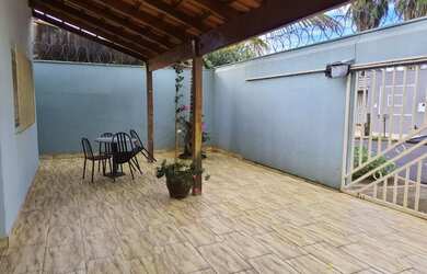 Imagem: A casa possui 3 Dormitórios, 2 Banheiros, 2 Vagas na garagem