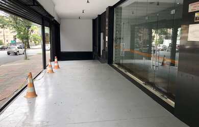 Imagem: O depósito possui 5 Vagas na garagem e 825m² de Área e está